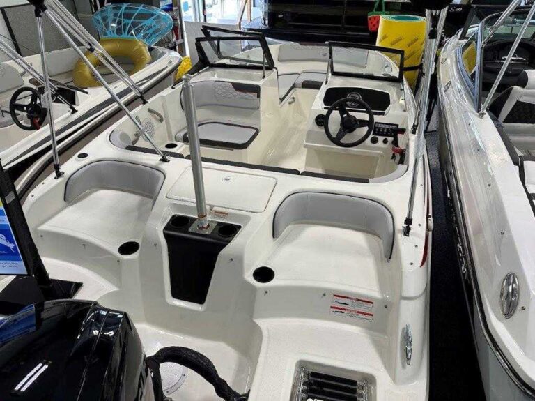 2025 Bayliner M17 - Full Windshield US-BLBX1120F425 [photo 3]